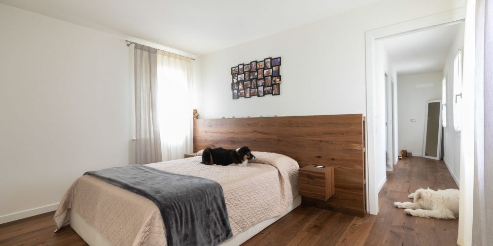 Pavimento e testiera del letto rovere termotrattato