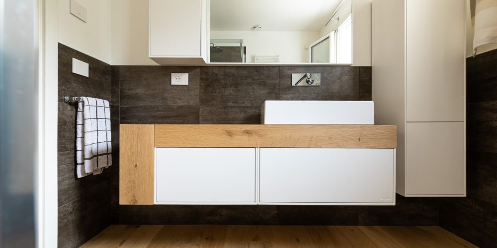 Top bagno legno rustico e cassettoni bianchi